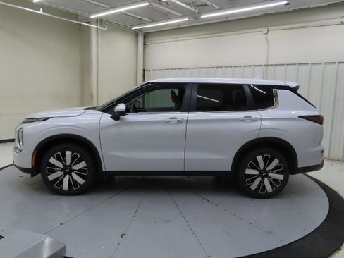 New 2025 Mitsubishi Outlander SE image 6