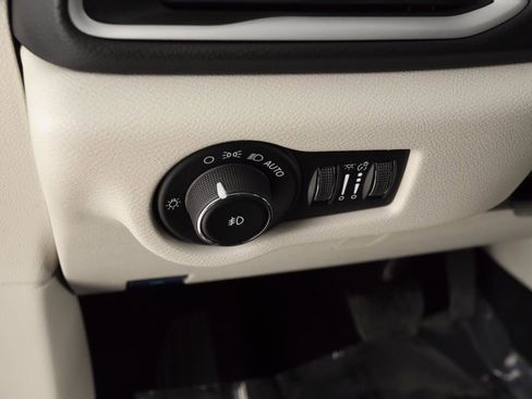 Used 2023 Chrysler Pacifica Touring-L image 36