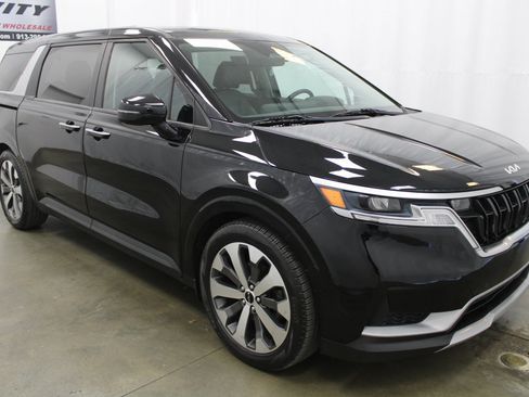 Used 2022 Kia Carnival LX image 3