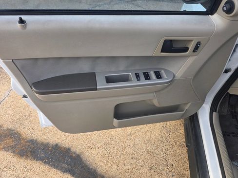 Used 2011 Ford Escape XLT image 12