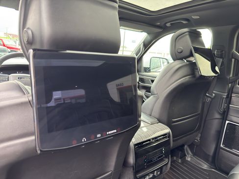 Used 2022 Jeep Wagoneer Series III w/ Premium Group I AWD/4WD image 13