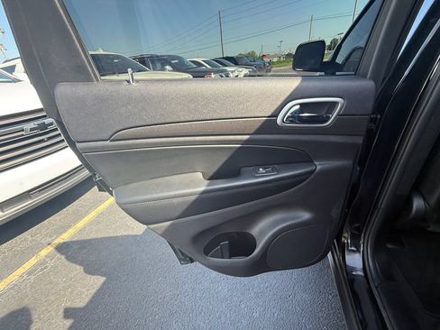 Used 2018 Jeep Grand Cherokee Altitude AWD/4WD image 18