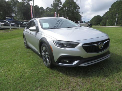 Used 2018 Buick Regal Essence w/ Driver Confidence Package #1 AWD/4WD image 4