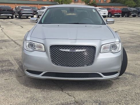 Used 2021 Chrysler 300 Touring w/ Chrome Appearance Package RWD image 4