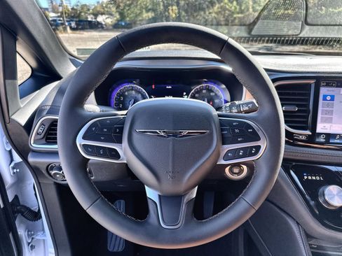 New 2026 Chrysler Pacifica Pinnacle image 16