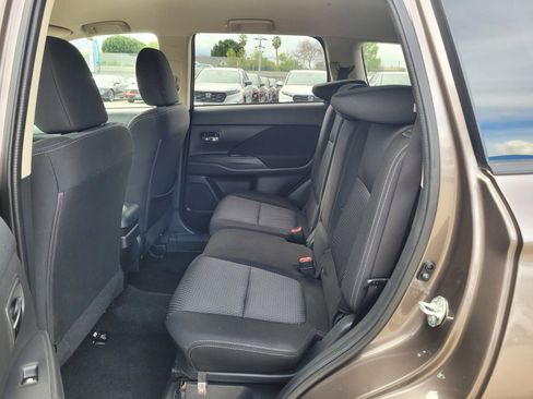 Used 2018 Mitsubishi Outlander SE image 12