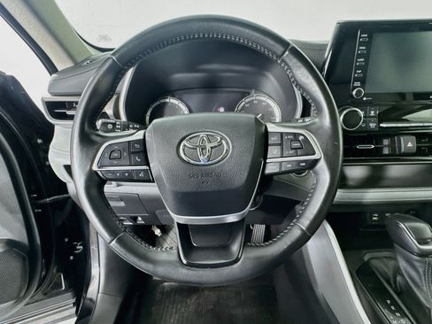 Used 2022 Toyota Highlander XLE AWD/4WD image 11