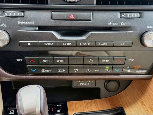 Used 2020 Lexus RX 350L Premium w/ Premium Package AWD/4WD image 17