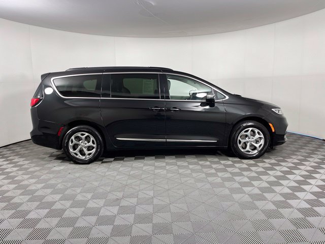 Used 2023 Chrysler Pacifica Limited AWD/4WD image 8