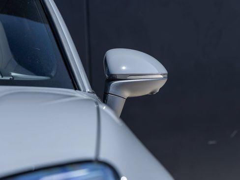 New 2025 Porsche Macan 4S Electric AWD/4WD image 18