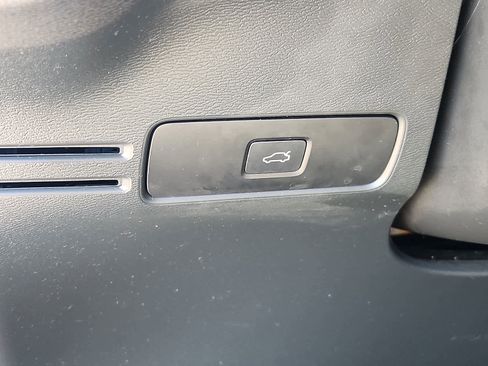 Used 2025 Volvo XC40 B5 Core image 25