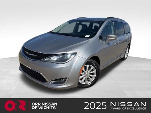 Used 2017 Chrysler Pacifica Touring-L image 1