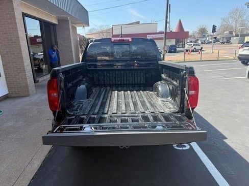 Used 2022 Chevrolet Colorado LT w/ LT Convenience Package image 6