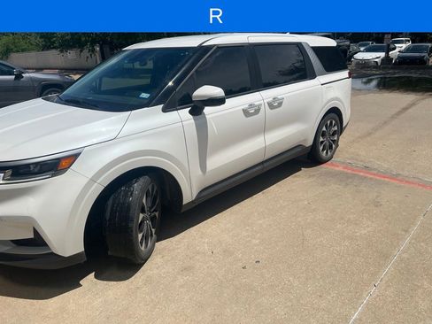 Used 2024 Kia Carnival EX FWD image 2