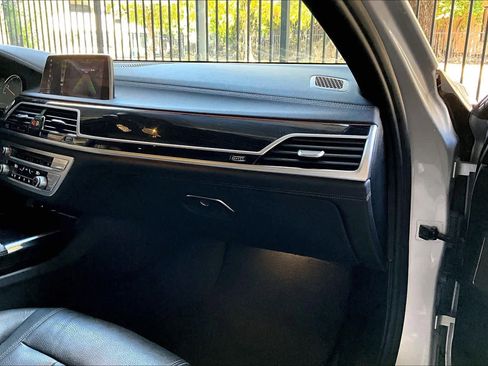 Used 2019 BMW 740i w/ M Sport Package image 18