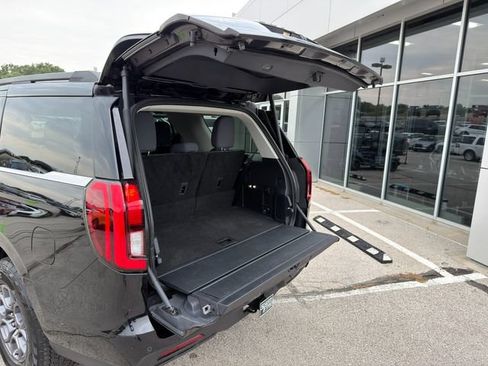 Used 2025 Ford Expedition Active AWD/4WD image 13
