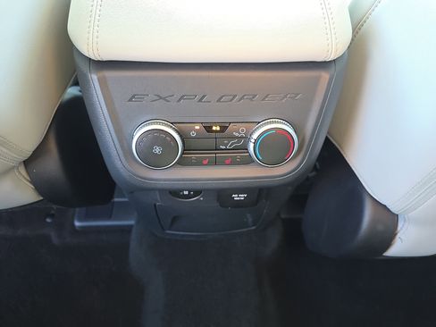 Used 2025 Ford Explorer Platinum w/ Ultimate Package image 14