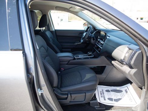 Used 2025 Nissan Pathfinder SV image 24