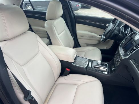 Used 2019 Chrysler 300 Touring L w/ Quick Order Package 22F AWD/4WD image 18