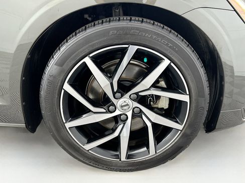 Used 2020 Volvo S60 T5 Momentum image 30