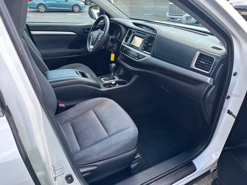 Used 2019 Toyota Highlander LE FWD image 15
