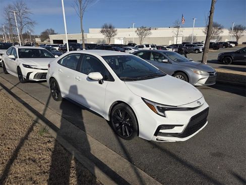 Used 2025 Toyota Corolla SE image 3