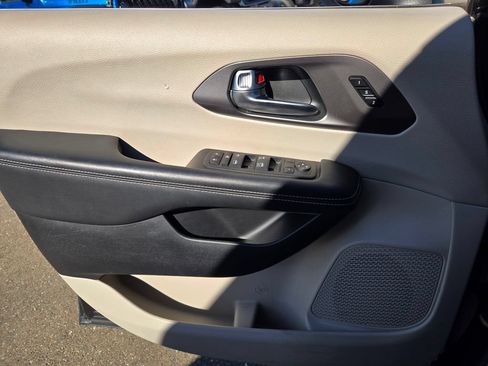 Used 2023 Chrysler Pacifica Touring-L FWD image 23