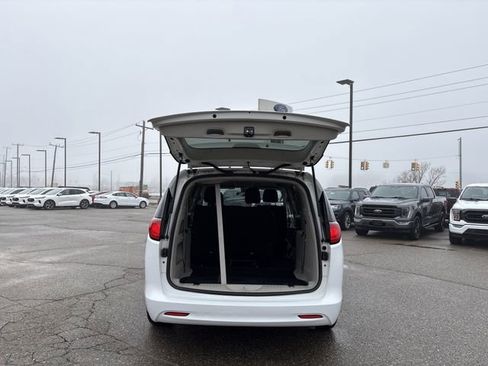 Used 2020 Chrysler Voyager L image 16