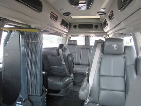 Used 2018 GMC Savana 2500 Extended w/ Enhanced Convenience Package image 4