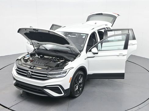 Used 2024 Volkswagen Tiguan SE image 43