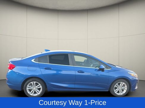 Used 2019 Chevrolet Cruze LT w/ Convenience Package FWD image 11
