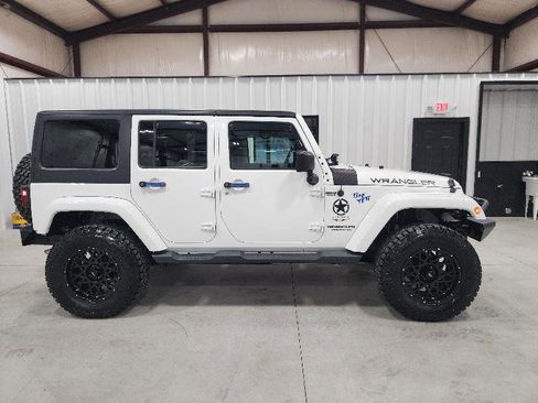 Used 2017 Jeep Wrangler Unlimited Sahara image 4