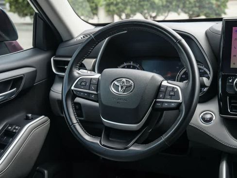 Used 2023 Toyota Highlander XLE FWD image 12