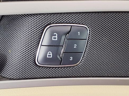 Used 2016 Ford Fusion SE w/ Equipment Group 202A FWD image 16