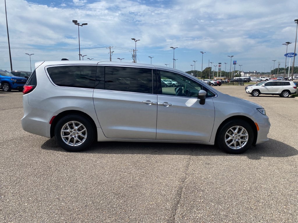 Used 2023 Chrysler Pacifica Touring-L FWD image 7