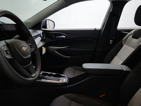 Used 2025 Chevrolet Trax LS w/ LS Convenience Package image 12