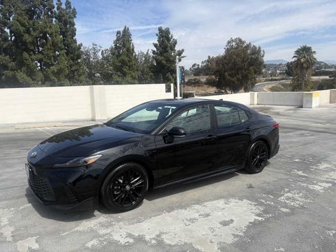 Used 2025 Toyota Camry SE FWD image 2