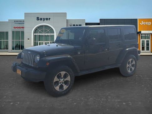 Used 2017 Jeep Wrangler Unlimited Sahara w/ Connectivity Group AWD/4WD image 3