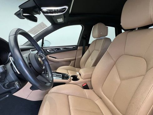 Certified 2023 Porsche Macan AWD/4WD image 5