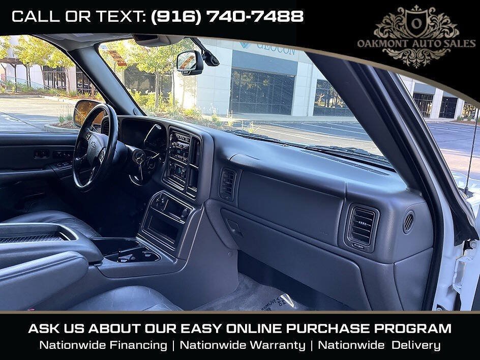 Used 2004 Chevrolet Avalanche 2500 w/ Preferred Equipment Group AWD/4WD image 16