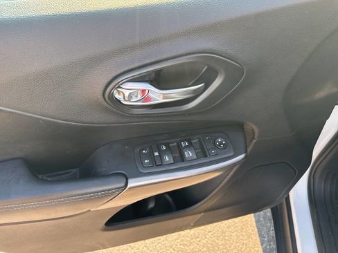 Used 2019 Jeep Cherokee Latitude Plus image 23