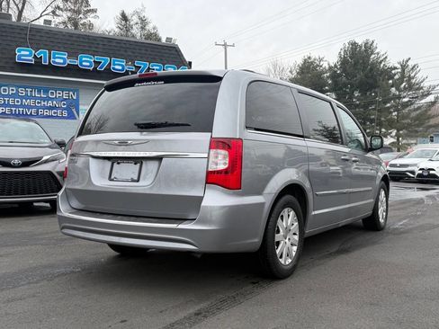 Used 2013 Chrysler Town & Country Touring image 9