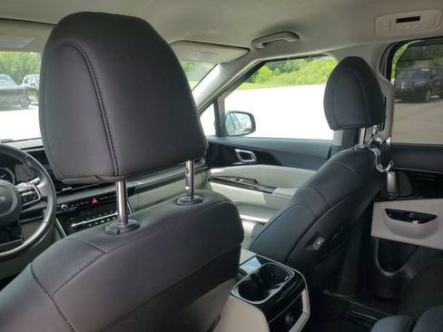 Used 2024 Kia Carnival EX FWD image 9