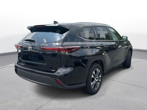 Used 2025 Toyota Highlander XLE FWD image 6