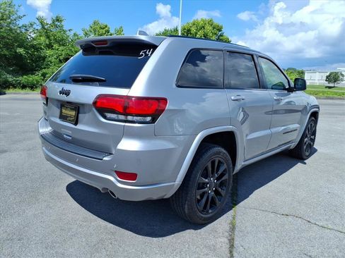 Used 2019 Jeep Grand Cherokee Altitude AWD/4WD image 17
