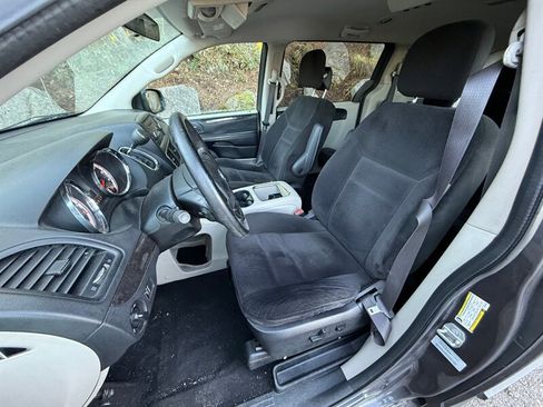 Used 2016 Dodge Grand Caravan SXT image 8