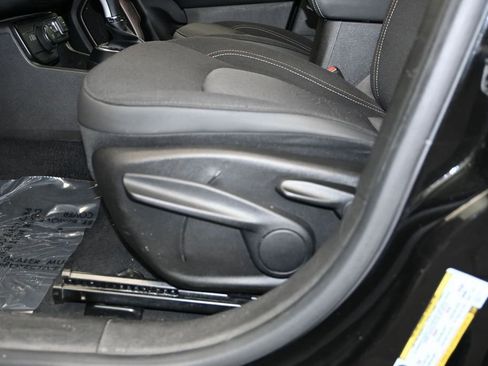 Used 2023 Jeep Renegade Latitude AWD/4WD image 21