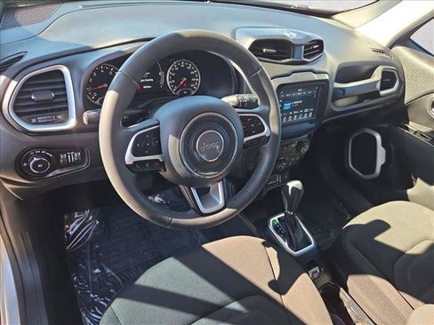 Used 2020 Jeep Renegade Latitude FWD image 10