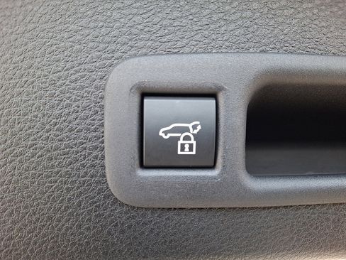 Certified 2025 Toyota Sienna XSE image 30