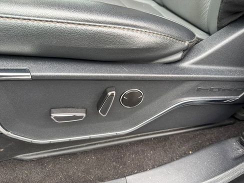 Used 2022 Ford F150 Lightning Lariat image 12